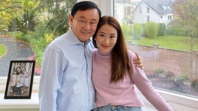 泰国前首相塔辛和他的小女儿佩通坦。（图取自Sanook.com）