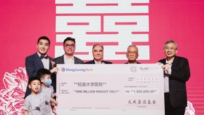 刘天成(中)在韦豪(左起)及玮璋的陪同下，将捐助优大敎学医院的100万令吉模拟支票移交予尤芳达(右)及林时清(右2)。