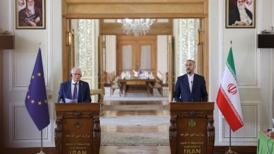 欧盟高官博雷利（左）25日访问德黑兰，与伊朗外交部长阿卜杜拉希恩共同召开联合记者会。（图取自路透社）