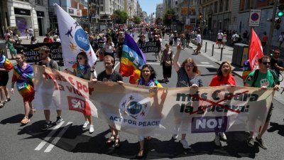 西班牙首都马德里将主办北约峰会，数千名抗议者当地时间周日走上街头参加反对北约、呼吁世界和平大游行。（图取自路透社）