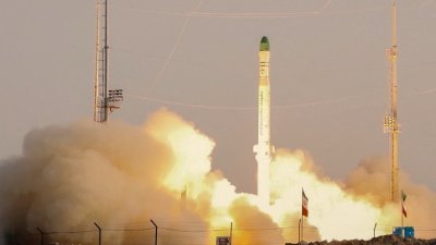 伊朗国防部周日说，成功试射祖尔加纳卫星运载火箭。国营电视台播出火箭升空片段，但不清楚何时或何处发射。（图取自伊朗国防部/法新社）