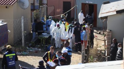 南非南部城市东伦敦附近一家酒馆至少有22名年轻人离奇死亡。警察周日到场运送尸体到太平间，以让法医解剖厘清死因。（图取自法新社）