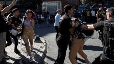 在伊斯坦布尔，数以百计参与同志骄傲的游行者周日无视警察拦阻继续集会，结果遭到警方强行逮捕。（图取自路透社）