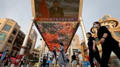  在中国北京的一个购物中心屏幕上，上周四播放中国国家主席习近平通过视讯在金砖国家商业论坛上发表讲话的新闻报导。（图取自路透社）
