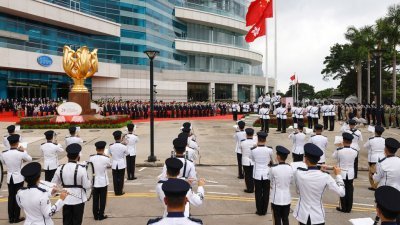 去年7月1日香港中国24周年的升旗仪式上，中国五星红旗和香港区旗冉冉升起。（路透社档案照）