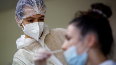 在法国南特附近的新冠肺炎病毒检测中心，一名医务人员上周四在为一名患者进行鼻拭子采样。（图取自路透社）