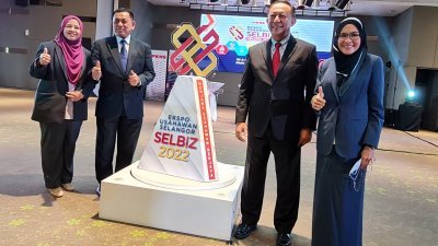 雪州发展机构企业家发展经理尤扎瓦蒂（左起）、企业及创业副首席执行员哈吉苏海米、玛木阿巴斯和创业高级总经理哈嘉阿兹拉推介SELBIZ 2022。