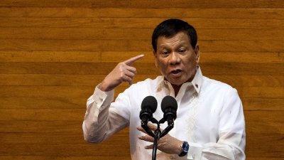 菲律宾总统杜特蒂将于周四卸任，分析人士认为，他下台后不太可能面临造成数千人死亡的毒品战争中侵犯人权的指控。（图取自法新社）