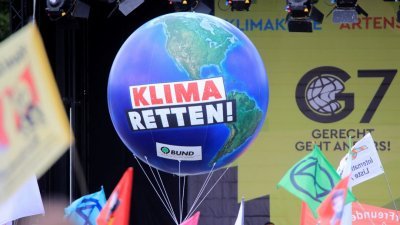 七国工业集团（G7）峰会举行前，上周六在慕尼黑的抗议集会上有个写著“拯救气候”的地球造型道具。（图取自路透社）