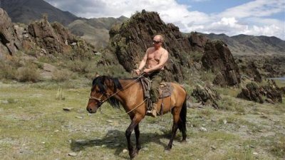时任俄罗斯总理的普京于2009年8月3日，在西伯利亚南部的图瓦地区骑马时裸露上半身。（图取自路透社档案照）