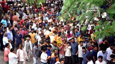 在印度西北部拉贾斯坦邦的乌代浦尔，民众周三抬著装载遭割喉裁缝遗体的棺木准备火化。（图取自路透社）