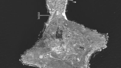 乌克兰官员和俄罗斯国防部皆称，俄罗斯军队已撤离黑海蛇岛。图为6月21日，蛇岛的卫星图像。（图取自Maxar Technologies/路透社）