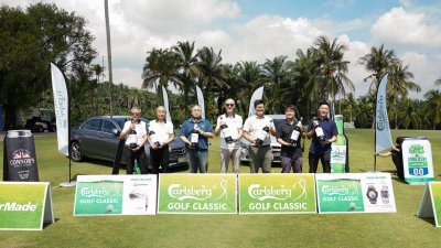 葛利尼（左4）与合作伙伴携手推介2022年Carlsberg经典高尔夫球赛。