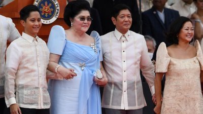 菲律宾前第一夫人伊美黛（左二）与家人出席儿子小马科斯（右二）的总统就职典礼。（图取自法新社）