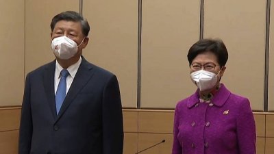 习近平（左）在香港会见即将卸任的香港特首林郑月娥，指中央对其5年来工作充分肯定。(香港政府新闻处短片截图)