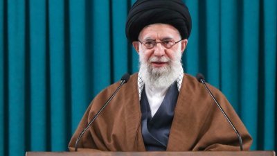伊朗最高精神领袖哈梅内伊周二在德黑兰，透过电视直播发表讲话。（图取自哈梅内伊办公室/法新社）