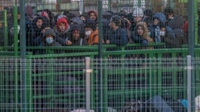 大批来自乌克兰的难民当地时间周一，在波兰东部Medyka的过境点排队等候进入波兰。（图取自法新社）