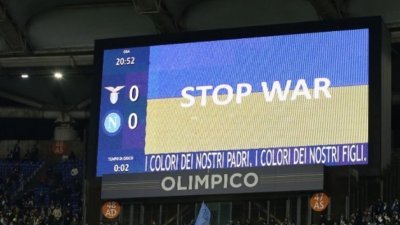 俄乌战争爆发，有足球赛事场地展示反战标语声援乌克兰。 （图取自网络）