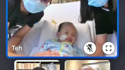 身在狮城医院的父母亲与基金会主席蔡瑞豪（右下角）视频连线，让大众了解小萍荌的状况。