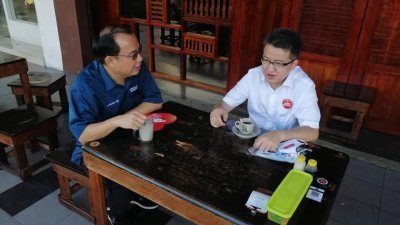 邱孝利（左)和刘镇东同桌享用早餐，交流政见。（图取自邱孝利面子书）