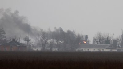 俄罗斯总统普京2月24日授权在乌克兰东部开展军事行动后，马里乌波尔机场附近的一个军事设施冒出浓烟。（图取自路透社）