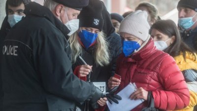 在捷克首都布拉克的外国人警察总部，乌克兰难民排队申请居留许可。截至单当地时间周三上午，已有近1万4000人依法向警方登记。（图取自法新社）