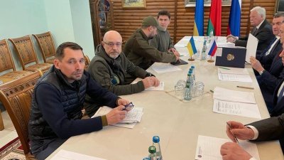 乌克兰和俄罗斯官员为达成停火所举行的第2轮谈判，在白俄罗斯和波兰边界展开。 （图取自推特＠Podolyak_M/status）