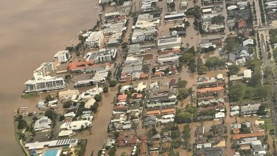 澳洲近日遭暴风雨侵袭，东岸昆士兰州、新南威尔斯州等地出现空前水灾，一周来已有13人丧生。 （图取自推特@Dom_Perrottet）