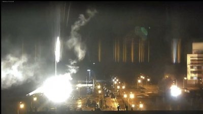 乌克兰邻近扎波罗热核电厂周五清晨在俄罗斯军队炮轰后起火。（图取自facebook.com/StratcomCentreUA）