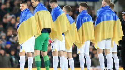 埃弗顿球员在赛前披上乌克兰国旗亮相，以示对乌克兰的支持。（图取自法新社）