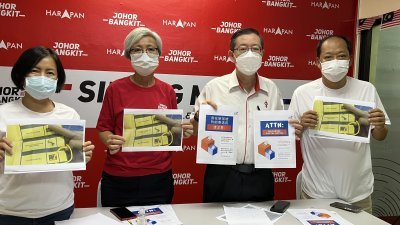 林冠英（右2）抨击选委会不专业，邮寄选票频出问题，左起：王丽丽、颜碧贞、傅勇駺（右）。