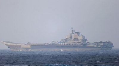 图为日本自卫队在去年4月，拍摄到中国航母“辽宁舰”驶过冲绳附近的宫古海峡前往太平洋的画面。（图取自日本防卫部联合总参谋部/路透社）
