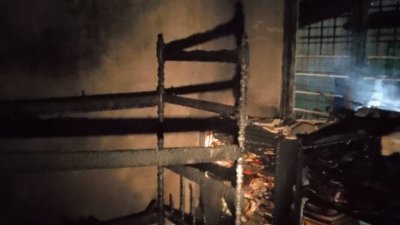 疑患精神疾病男子纵火，导致房间床垫及书柜皆被烧毁。（图由消拯局提供）