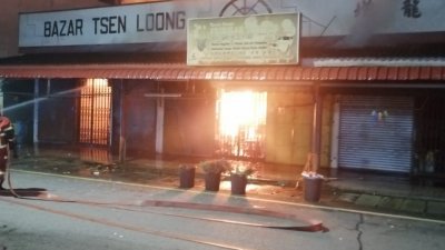 太平增龙公市在周一凌晨发生火患，9个小商铺遭烧毁。