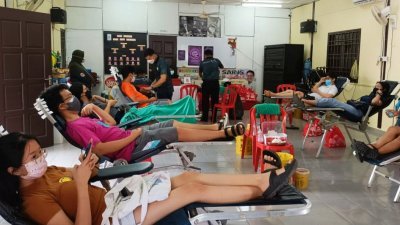 94名垄尾民众出席捐血活动，当中77人成功捐血。
