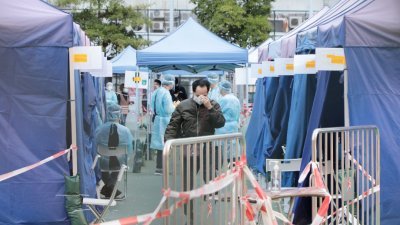 香港市民周二于旺角麦花臣游乐场采样站检测。（图取自中通社）