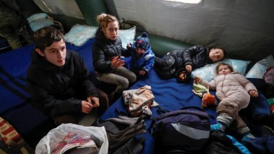 自马里乌波尔逃离的民众，被安置在顿涅茨克的难民营里。（图取自路透社）
