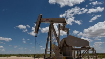在美国得克萨斯州温克附近的二叠纪盆地石油生产区，一台千斤顶在作业。（图取自路透社档案照）