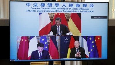 在法国巴黎爱丽舍宫举行讨论乌克兰危机的视频会议上，法国总统马克龙、德国总理肖尔茨和中国国家主席习近平出现在屏幕上。（图取自路透社）