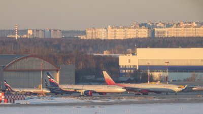 俄罗斯航空（Aeroflot）、罗西亚航空（Rossiya）等俄罗斯航空公司的客机，停在莫斯科国际机场。（图取自路透社）