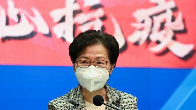 香港特首林郑月娥周三上午在政府总部召开记者会，亲自交代抗疫工作。（图取自路透社）