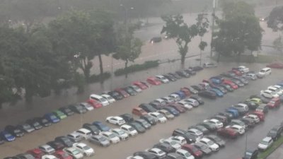 雪隆地区近期频密发生闪电水灾，许多驾驶人士来不及迁移汽车，仅能眼睁睁看著汽车浸泡水中。