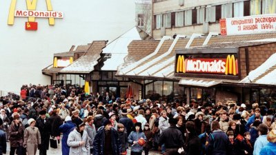 在苏联解体的前一年，首家麦当劳于1990年1月底在莫斯科开业，当时的店外人山人海。麦当劳宣布关闭的门市，也包括这家具有历史代表性的莫斯科普希金广场门市。（图取自路透社档案照）