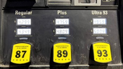 在美国弗吉尼亚州阿灵顿的加油站，可以看到当地时间周二的汽油价格。美国汽车协会当天公布的数据显示，全美平均汽油价格当天升至每加仑4.173美元，打破2008年7月创下的历史最高纪录。（图取自法新社）