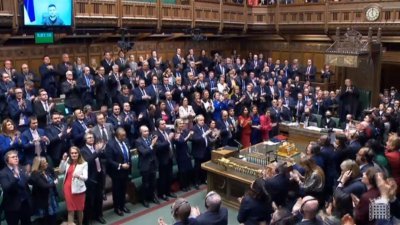 在乌克兰总统泽连斯基准备向英国国会演说之前，在场的英国下议院的议员们起立为泽连斯鼓掌。（图取自英国国会/法新社）