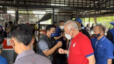  纳吉（红衣者）人气不减，在峇株巴辖为国阵助选时，超过50名民众到场支持。