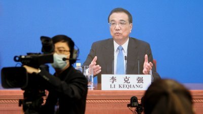 中国总理李克强周五在人大会议落幕后出席记者会，回应记者提问。（图取自路透社）