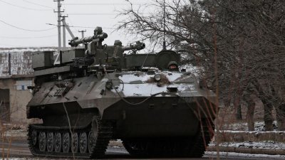在顿涅茨克地区，一名亲俄军队的军人驾驶一辆涂有“Z”符号的装甲车。在俄罗斯，“Z”正迅速成为坚定支持普京侵略乌克兰战争的象征。（图取自路透社）