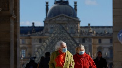 法国将开始为3个多月前施打过加强针的80岁以上长者接种第4剂新冠疫苗。（图取自路透社）