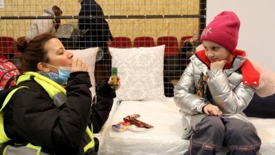 以色列救援组织“Lemaanam Organisation”的成员当地时间周六，在基希讷乌体育馆内和一名乌克兰籍犹太裔难民儿童玩耍。乌克兰籍犹太裔难民已获安排，搭机飞往以色列。（图取自法新社）
